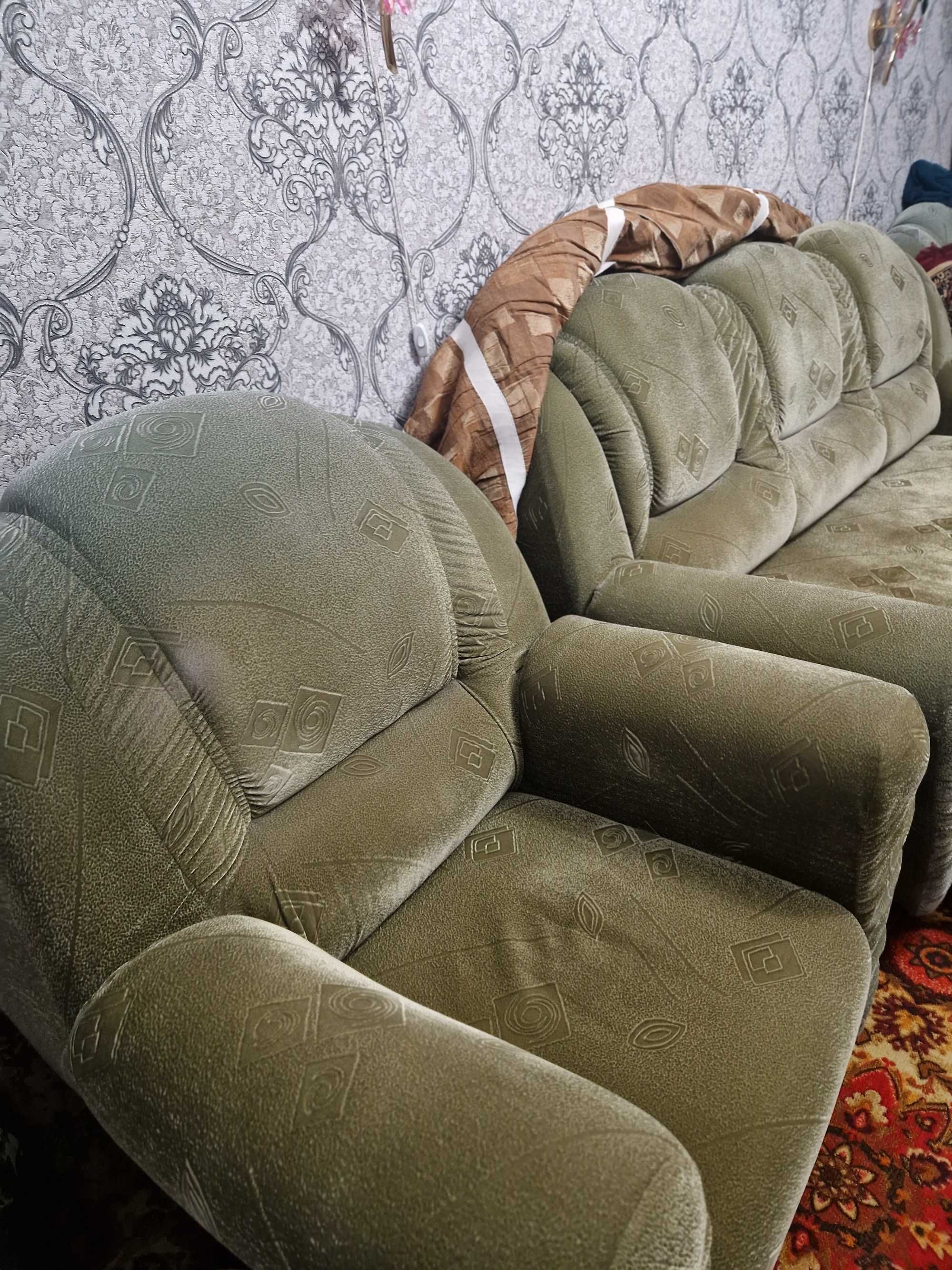 Продам диван в двумя креслами