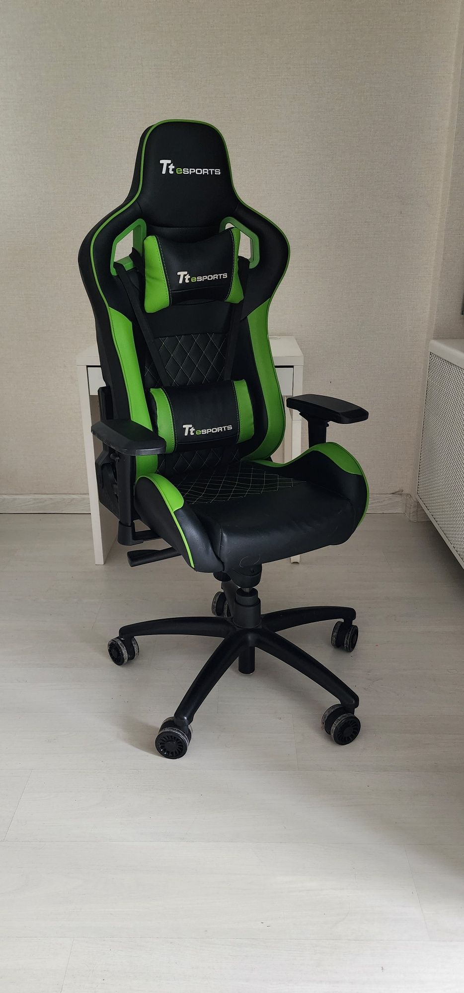 Игровое кресло Tt eSPORTS