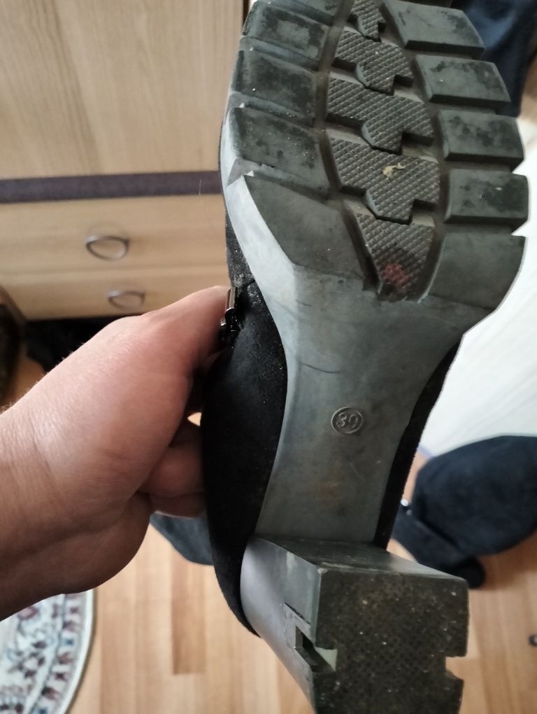 Продам женскую обувь .