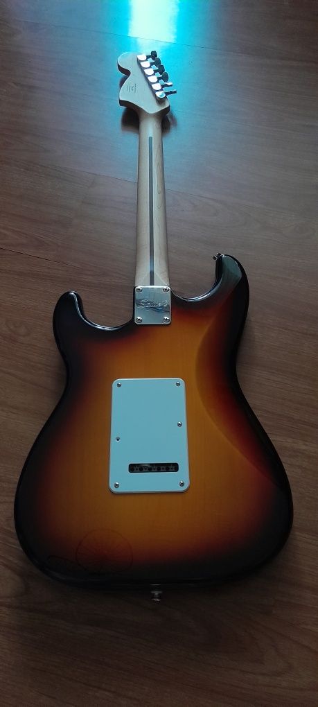 Срочно продаю Электрогитару Squier в идеальном состоянии