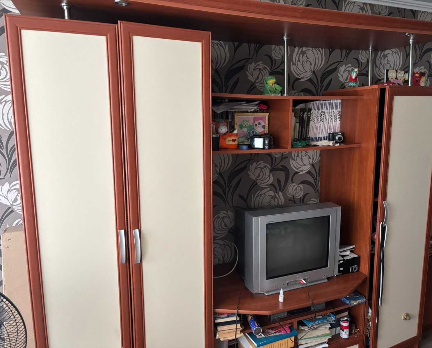 Продам шкаф и стол