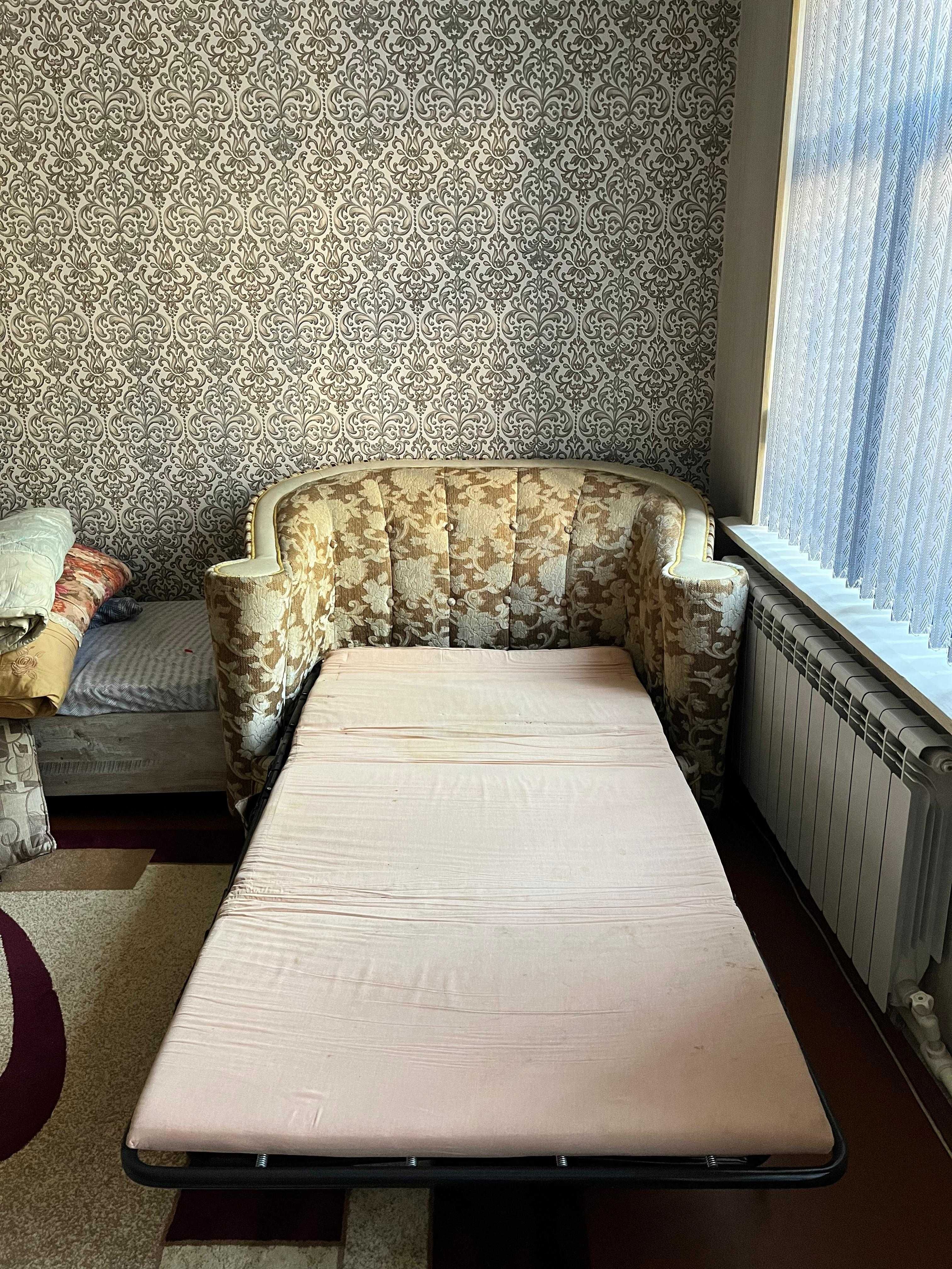 Диван кровать . Раскладушка.