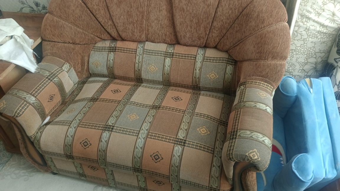 Диван, кресло, тумба продам дешево