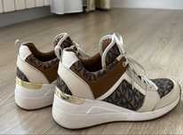 Разные модели кроссовок от Michaal Kors