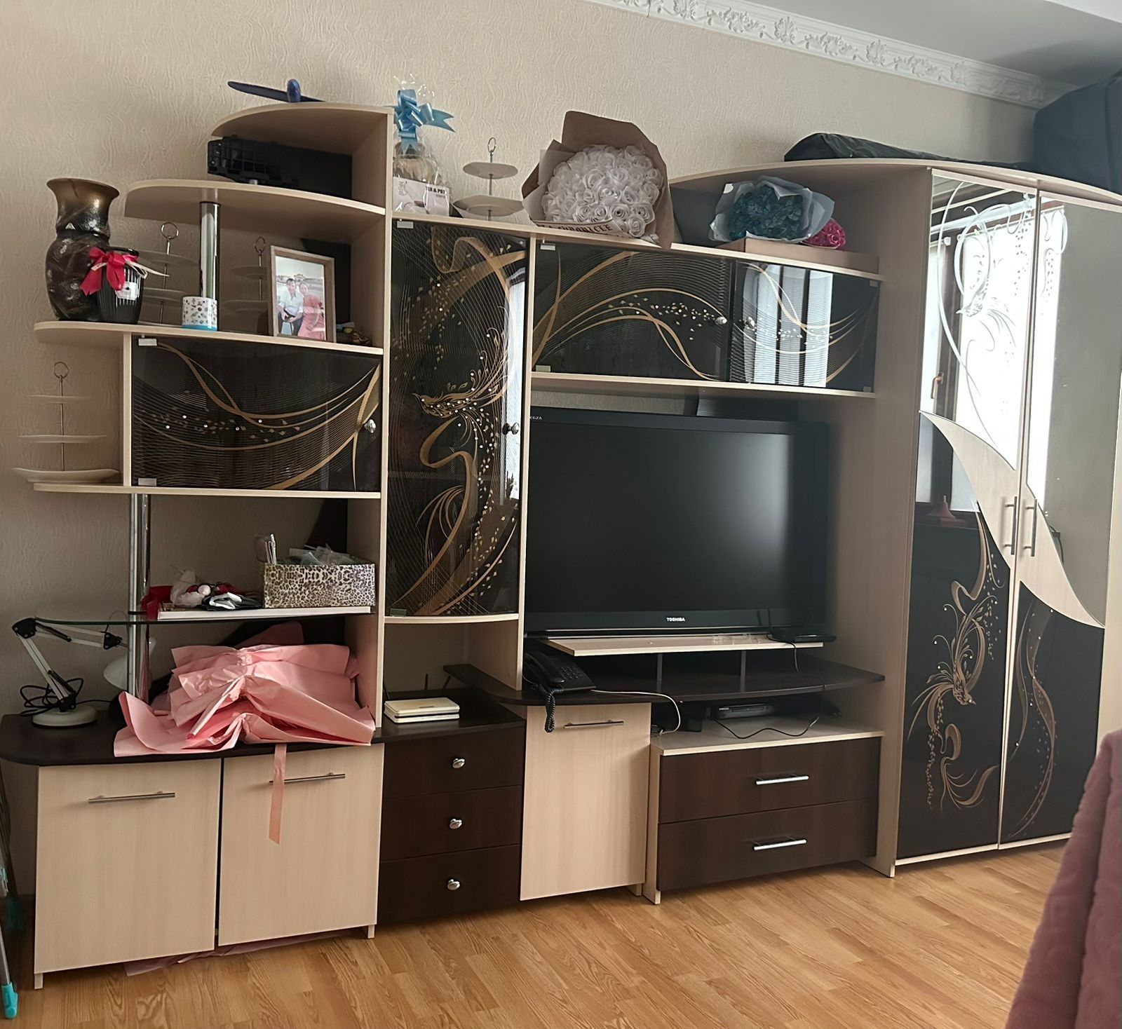 Продам стильную мебельную стенку с витражными элементами