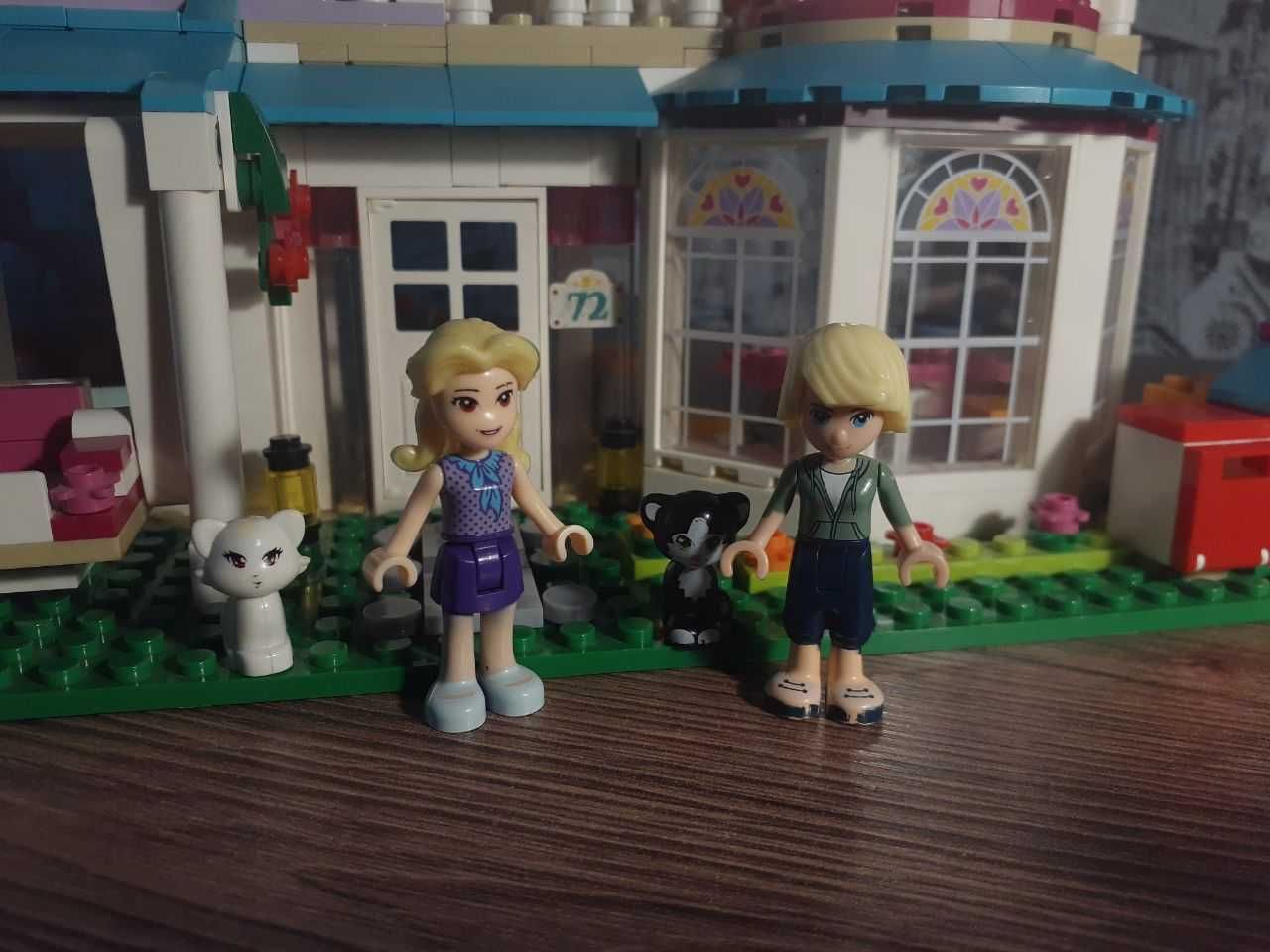 LEGO Дом для девочек с мебелью и двориком и персонажами с мопедом