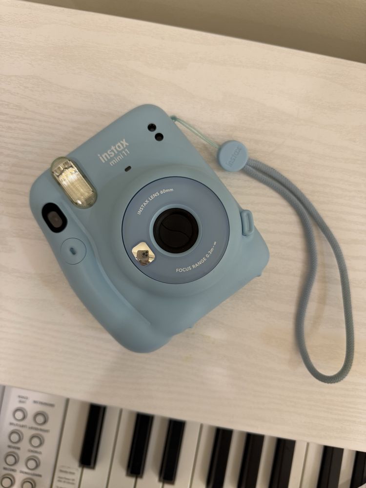 продаю по низкой цене Instax mini 11 в голубом цвете
