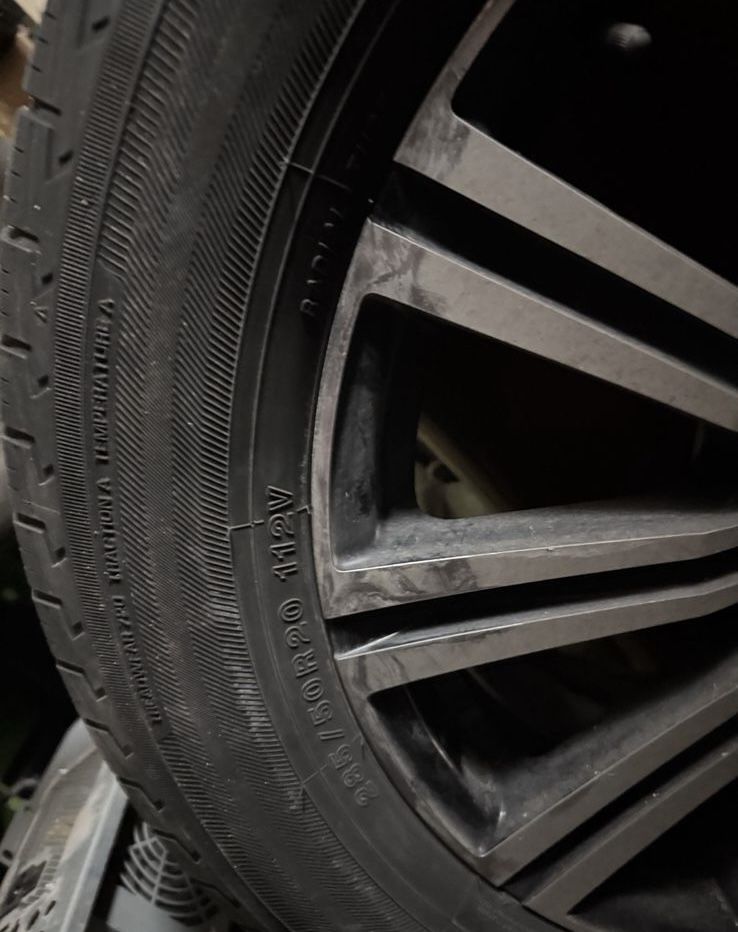 Продам летние шины с дисками в оригинале на lx570