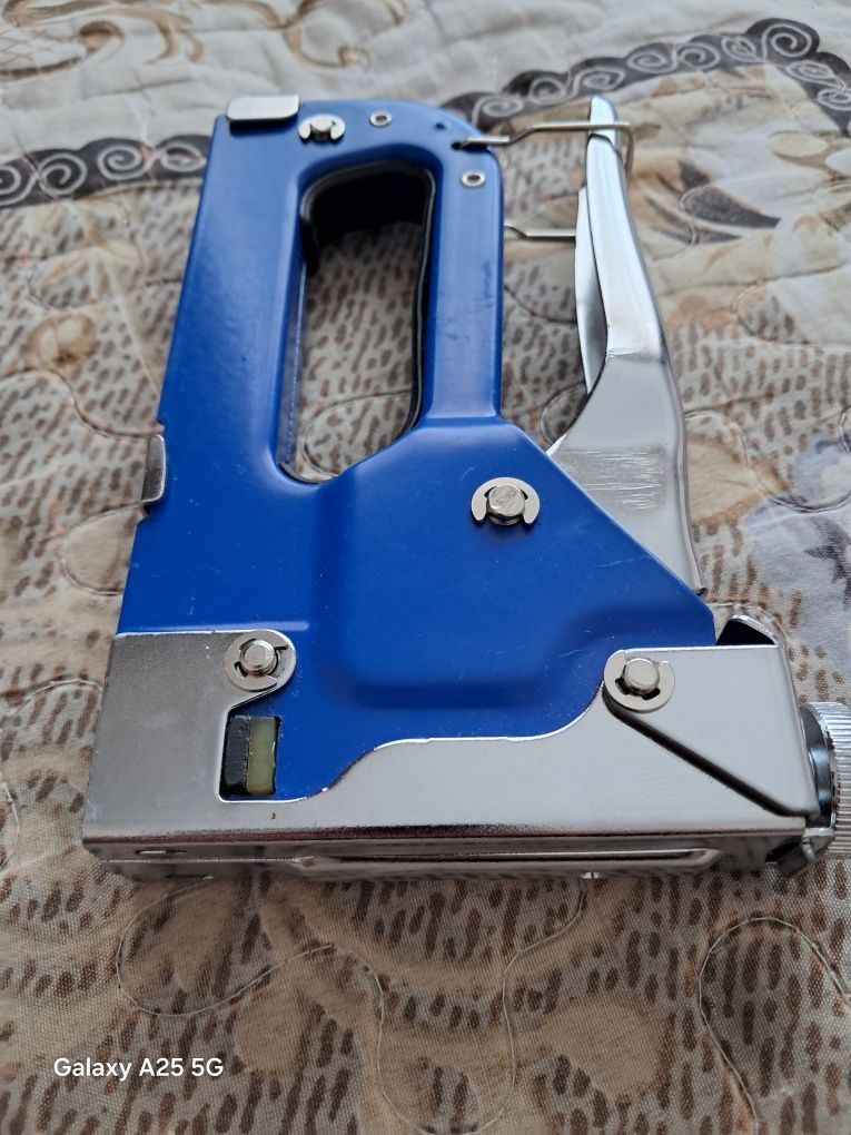 Скобозабиватель механический продам.