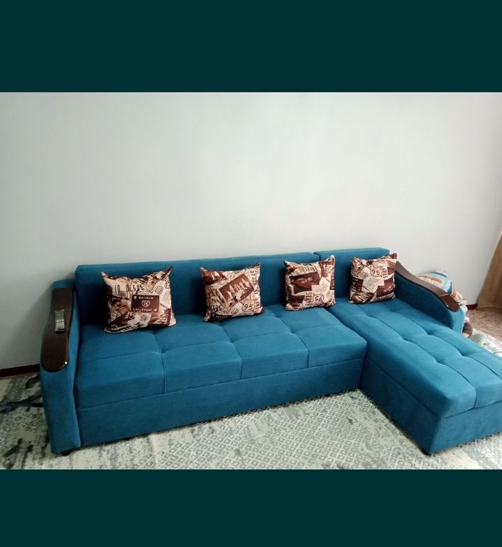 Продам диван угловой 2.80.Вместе отдам дивандек..