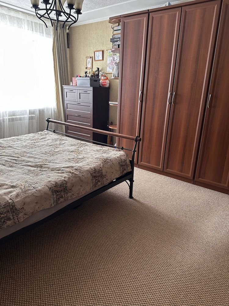Продам 4-х комнатную квартиру, 1/6, кирпич.