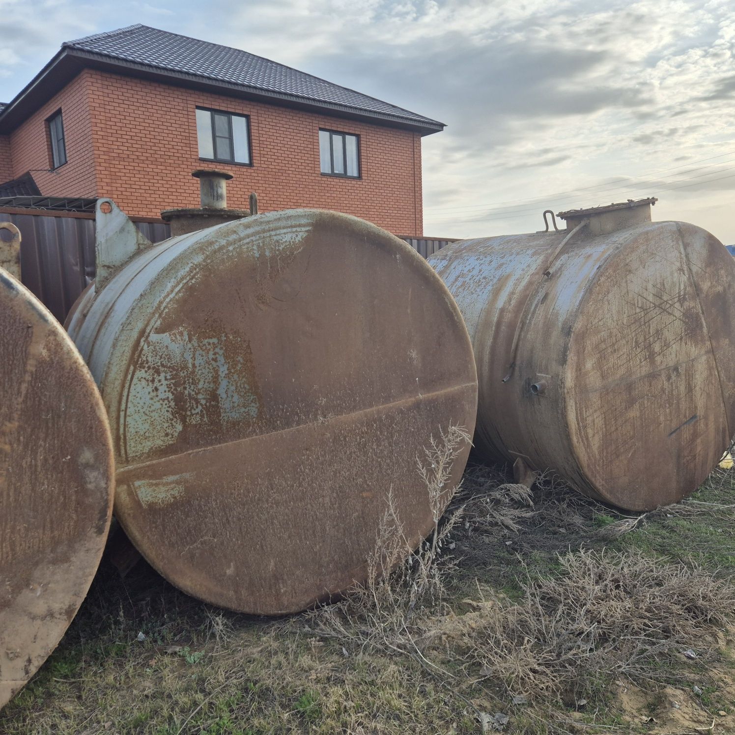 Продам емкости обьемом 5 кубов б/у  из под гсм