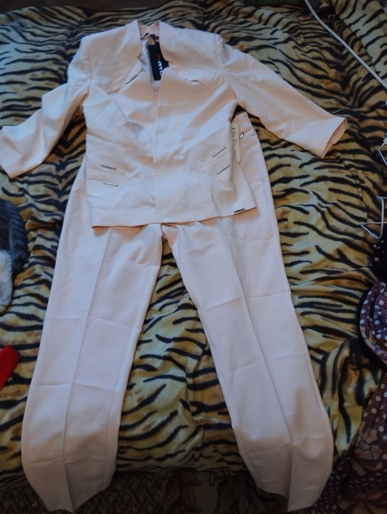 Продам  женские костюм