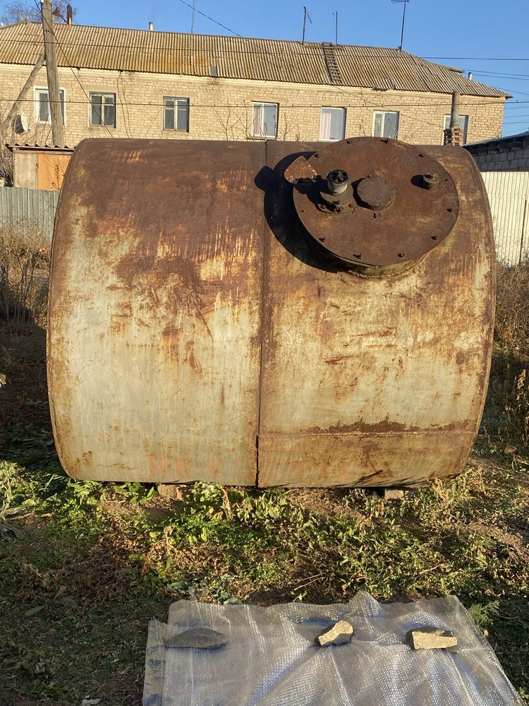 Продам металическую емкость 5кубМ