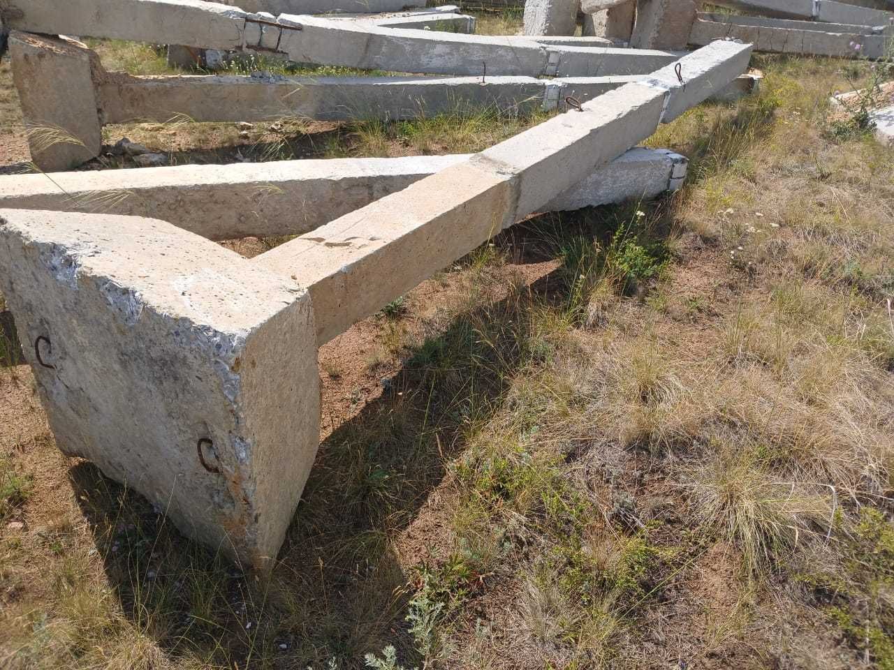 Железобетонные стойки со стаканом, плита, крышки.