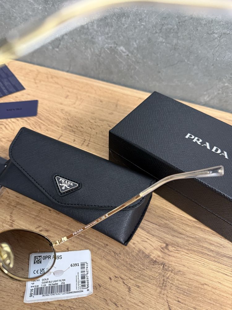 Солнцезащитные очки Prada 2025