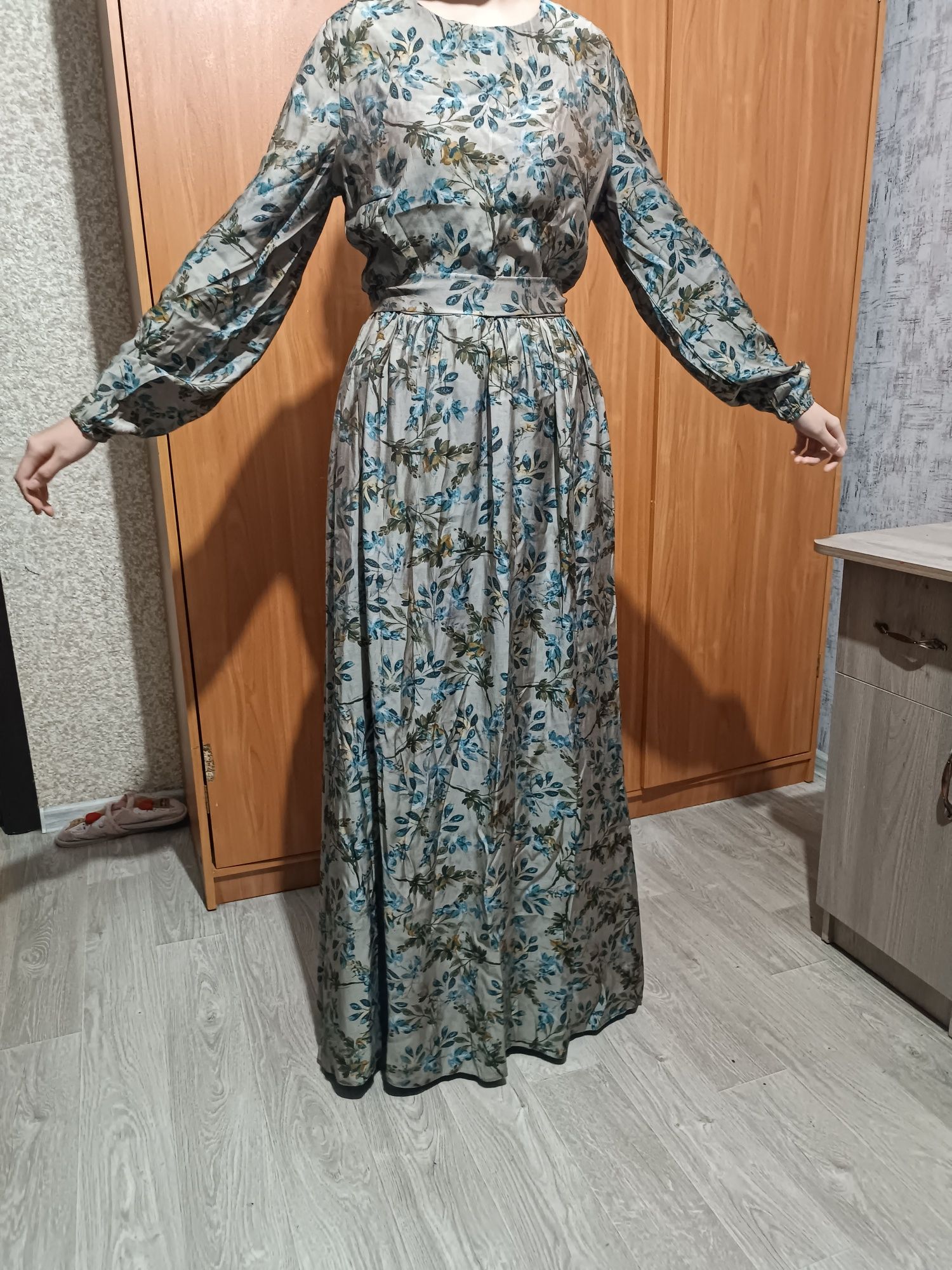 Продам 2 платья новые размер 46 ( м)