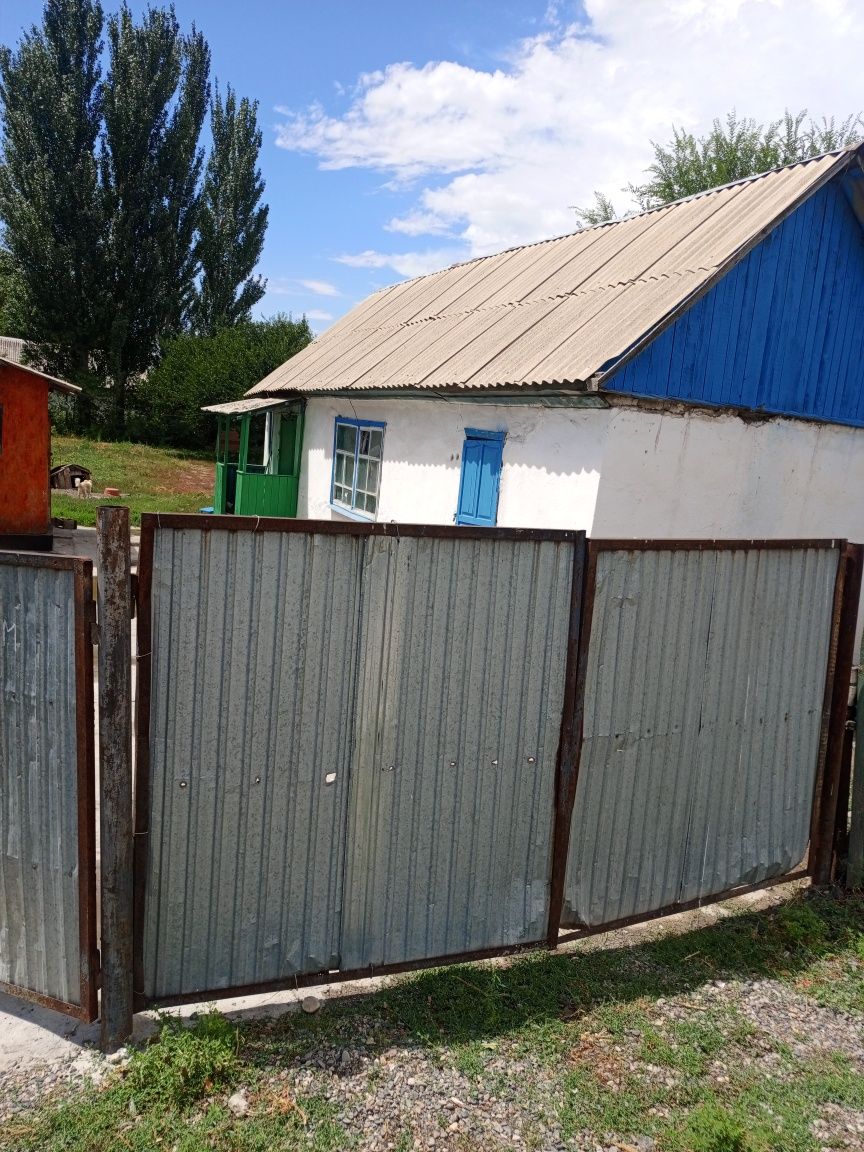 Продам дом из четырёх комнат