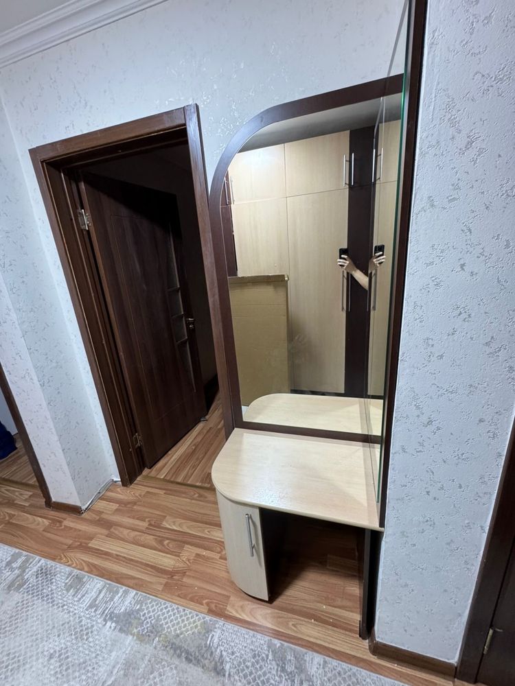 Шкаф  с зеркалом , в прихожую