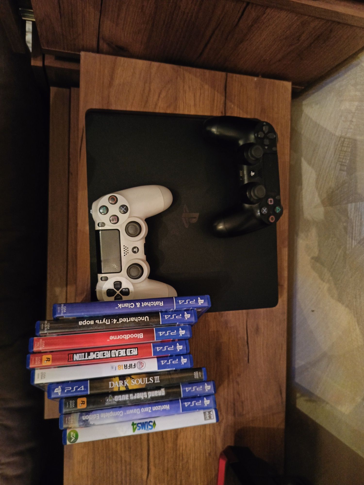Продам Playstation 4 slim 1tb