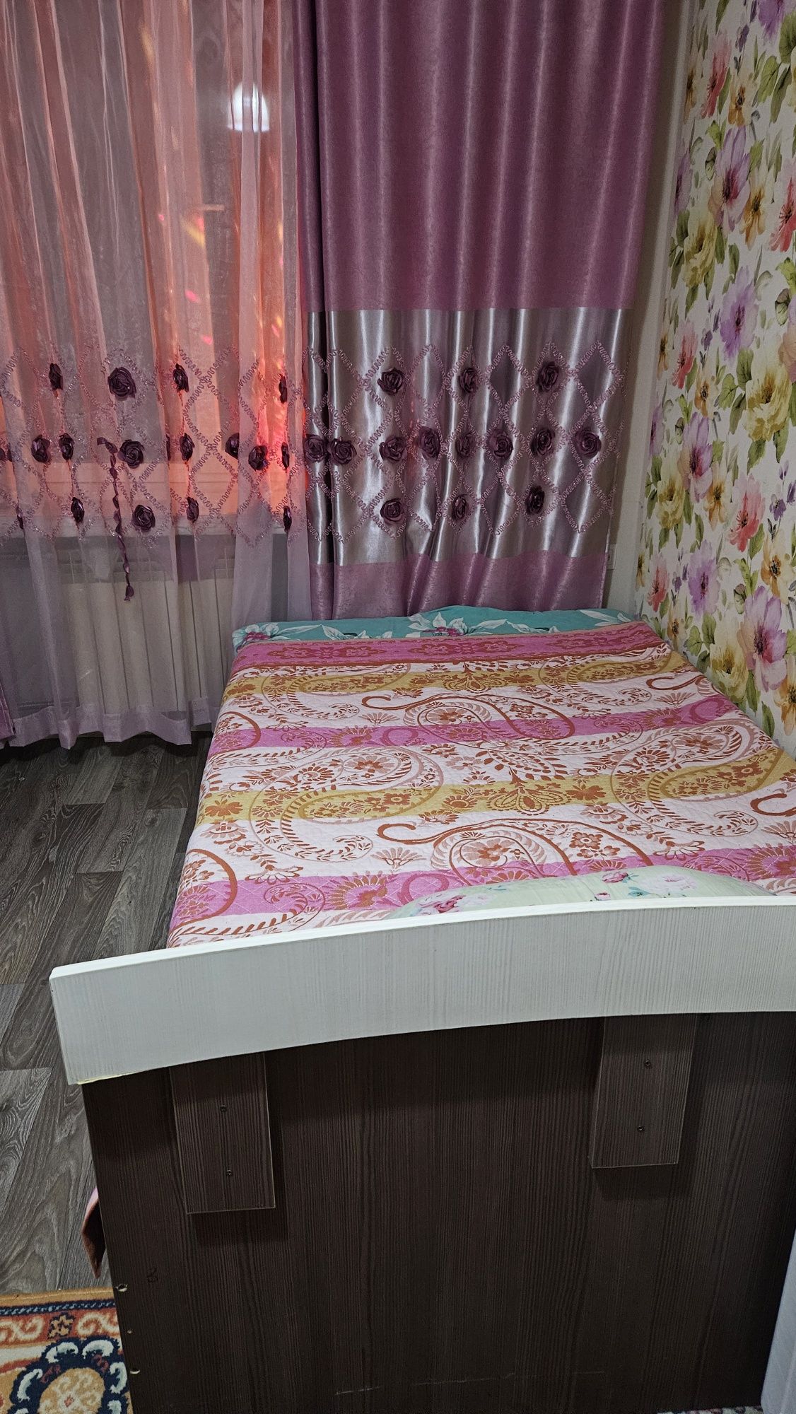 Кровать с поролоновым матрасом