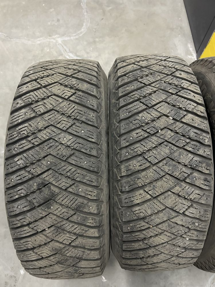Зимние шины Goodyear 235/65 R17