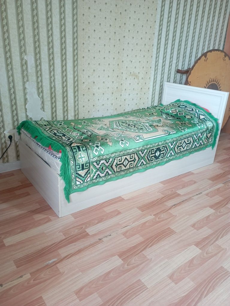 Односпальная кровать в хорошем состоянии.ширина 90см , дина 2 м