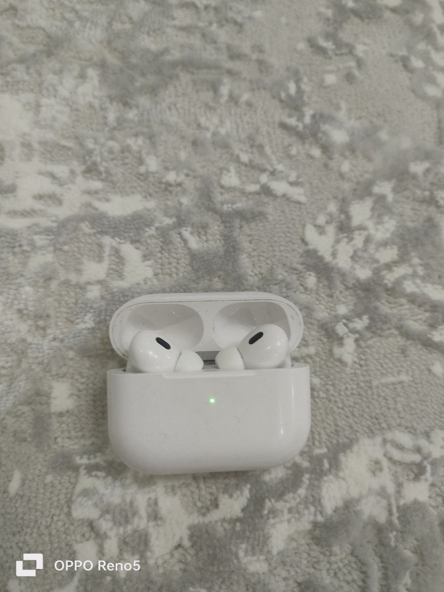 Наушник Airpods   хорошем состаяние
