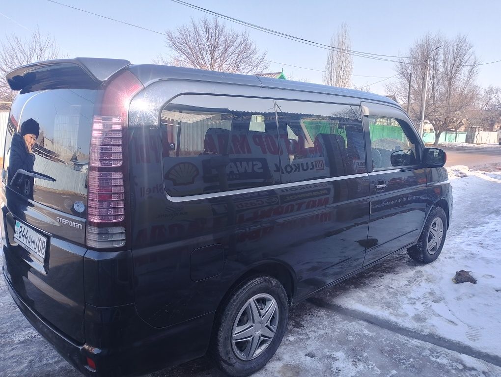 Автомобиль хонда степ вагон 2005 года