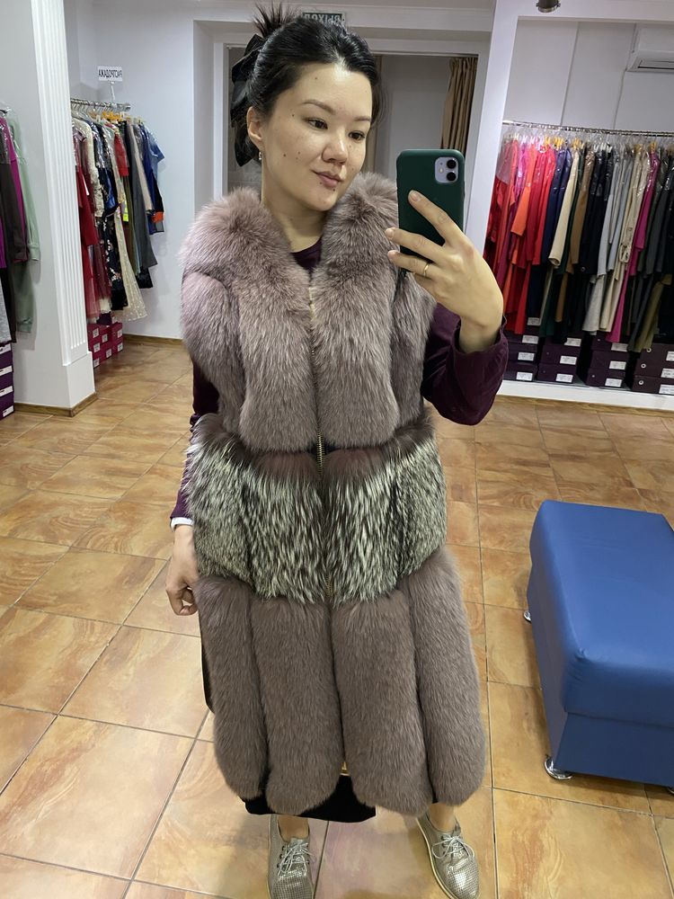 Продам меховую жилетку новую