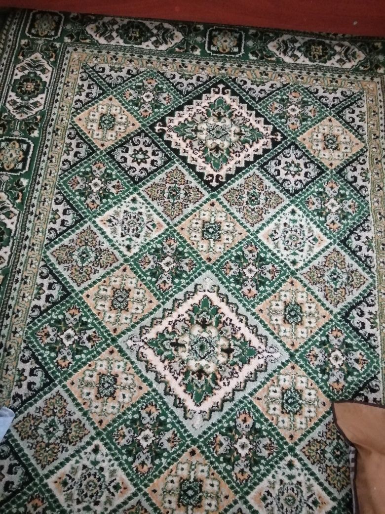 Диваны  продаю для гостиной, детской, ковры.