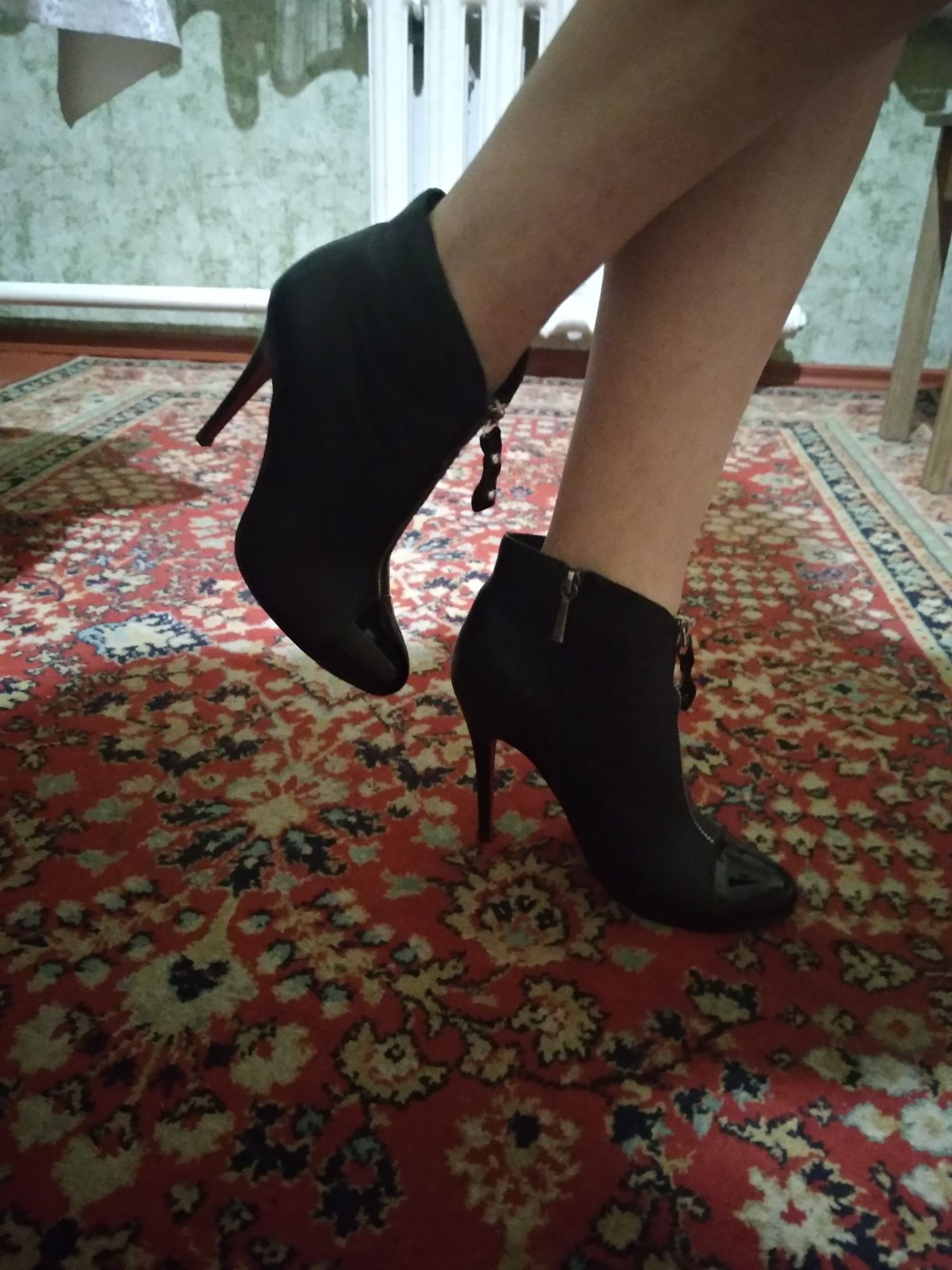 Продам шикарные полусапожки( ботильоны)