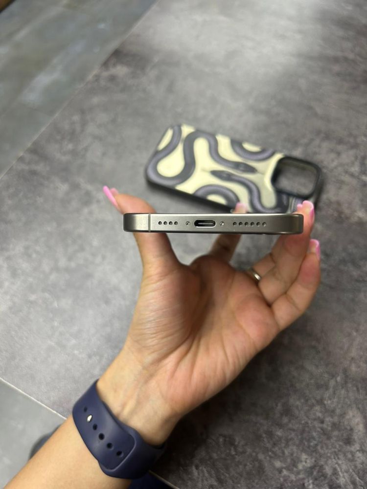 Продам 16pro max 512gb В идеальном  состоянии ( покупала в марте)