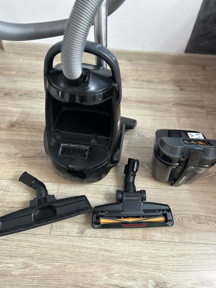 Продаю Пылесос Samsung VCC8874H35/XEV черный