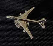 Значок самолет Boeing 747, серебристый цвет