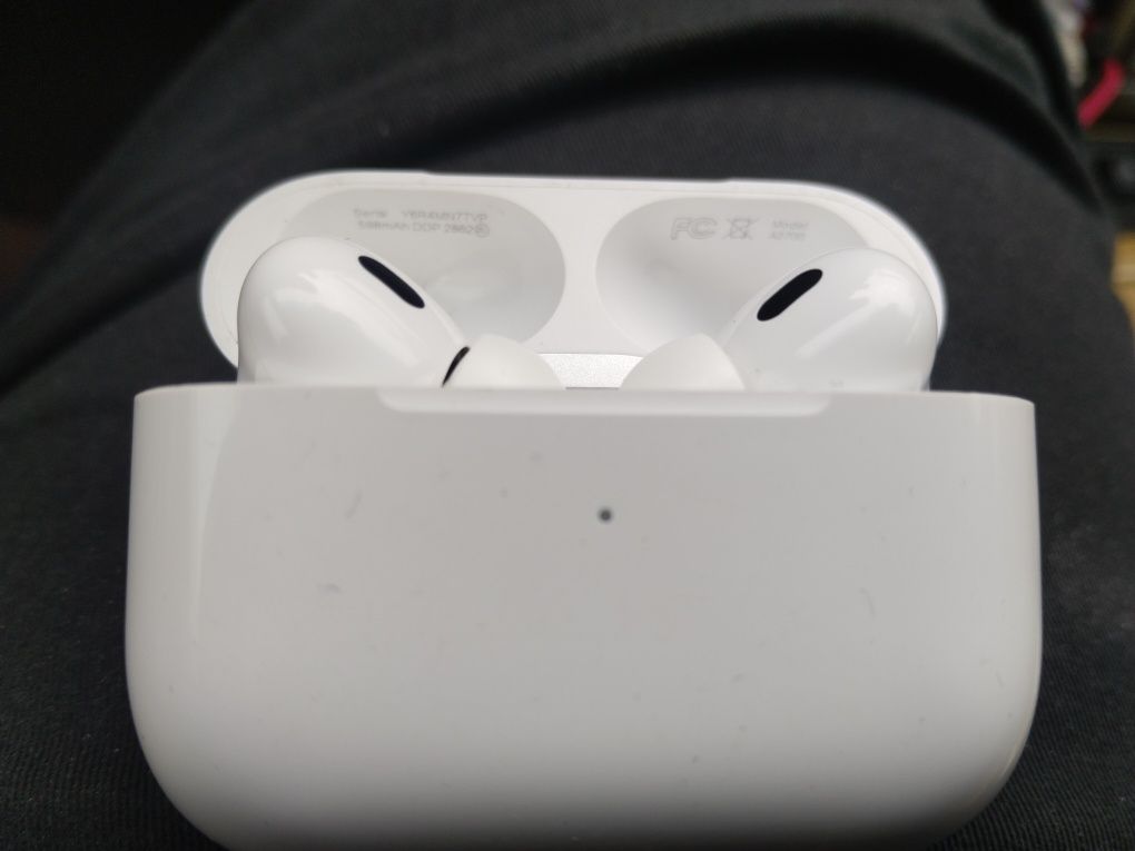 Airpods про 2 оригинал в хорошем состоянии