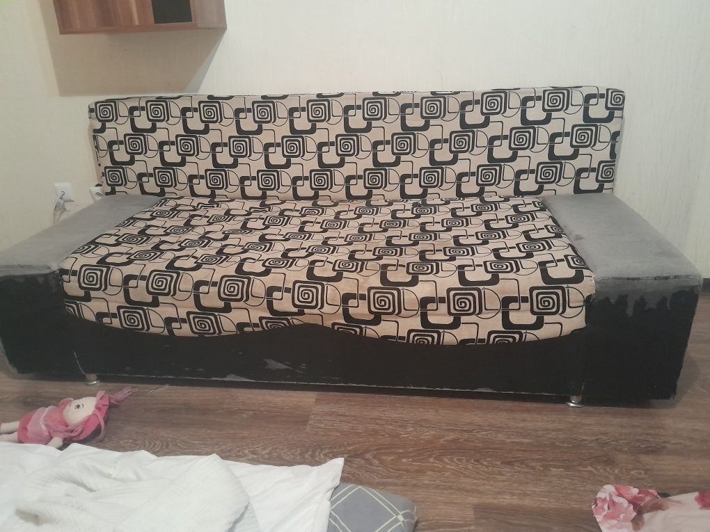 Продам диван бу есть потёртости и пятна!