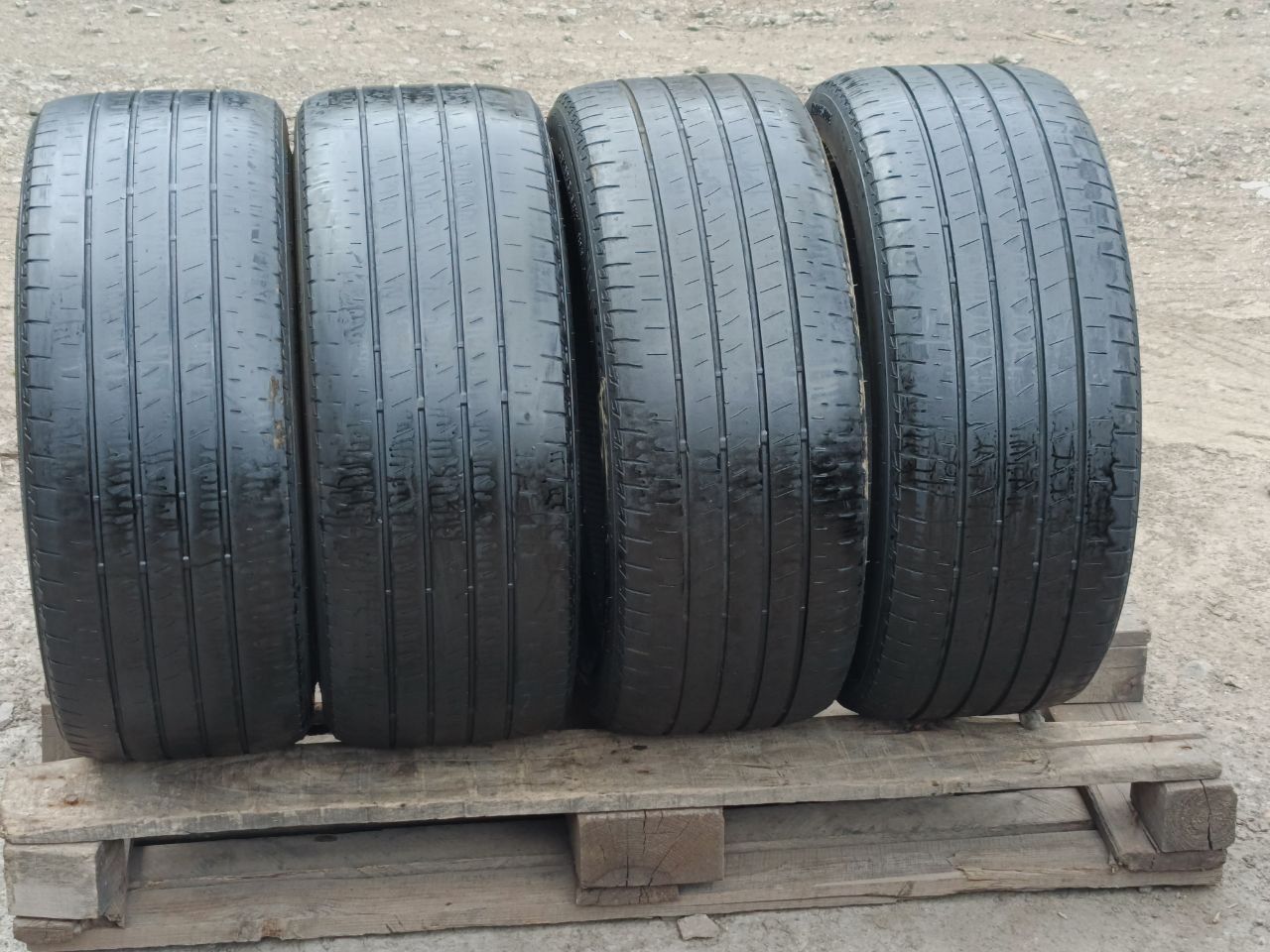 Шины безкамерки комплект 4 шт размер 235/45 R18