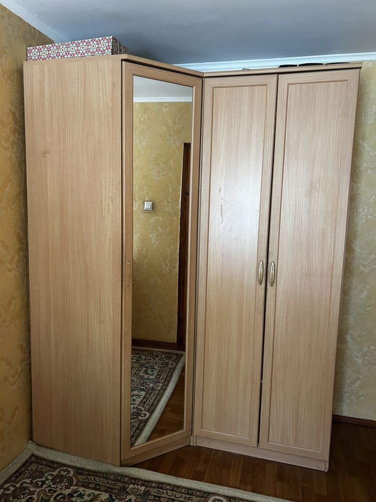 Шкаф угловой с зеркалом