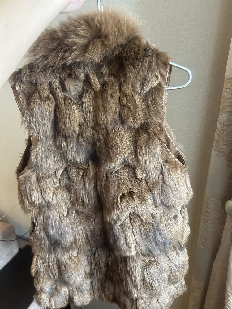 Продам меховую жилетку.