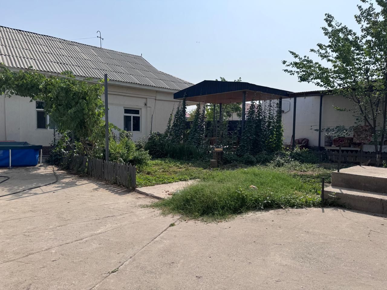 Частный дом. Выход на две улицы, с двух сторон.