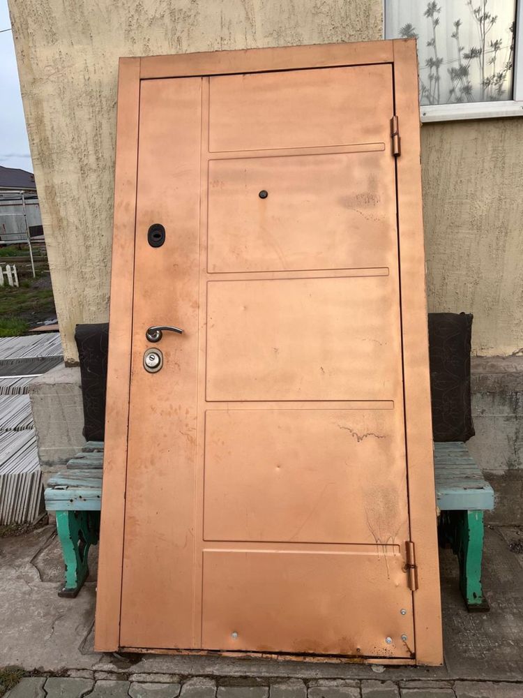 Продам металлическую дверь