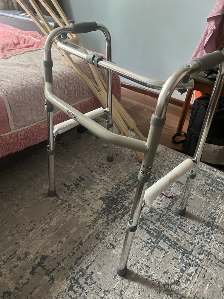 Продам костыли и ходунок