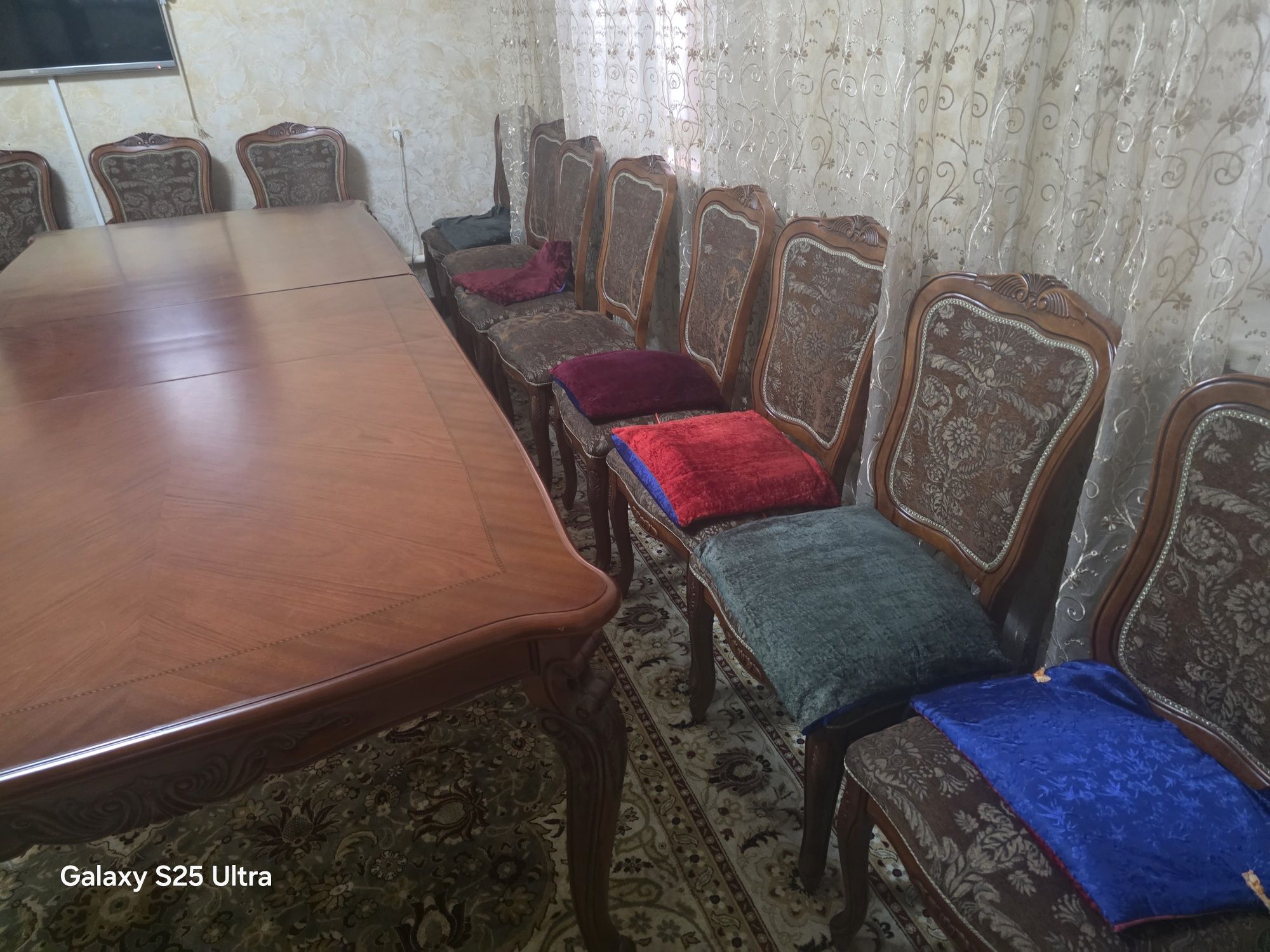 Стол и 12 стульев