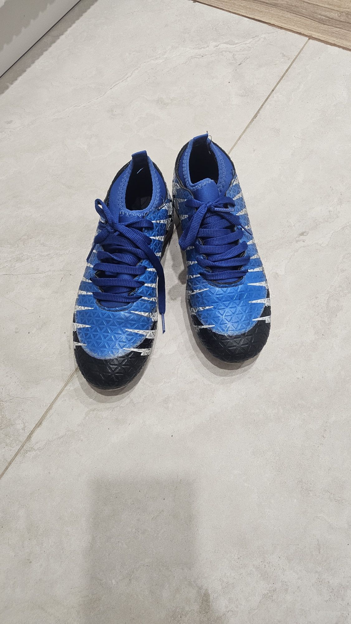 Продам бутсы р.36