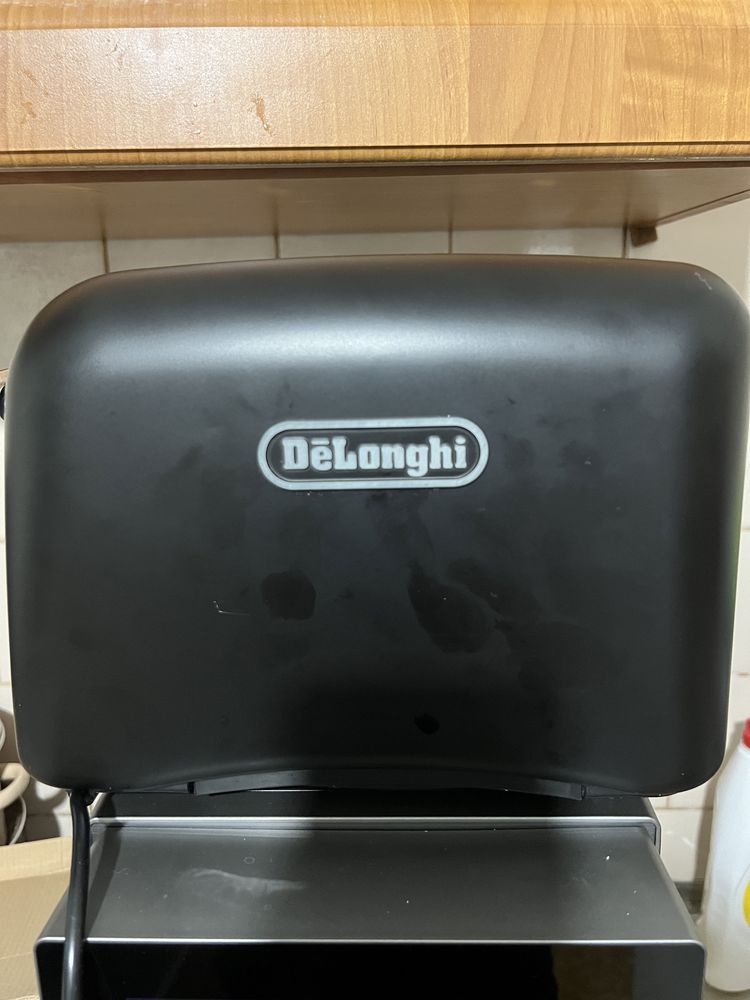 Электро чайник и тостер delonghi в одном стиле