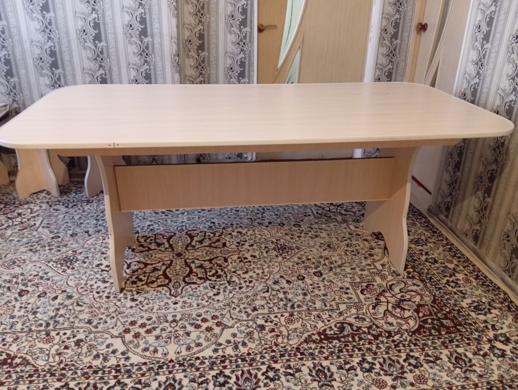 бежевый стол, хорошем качестве