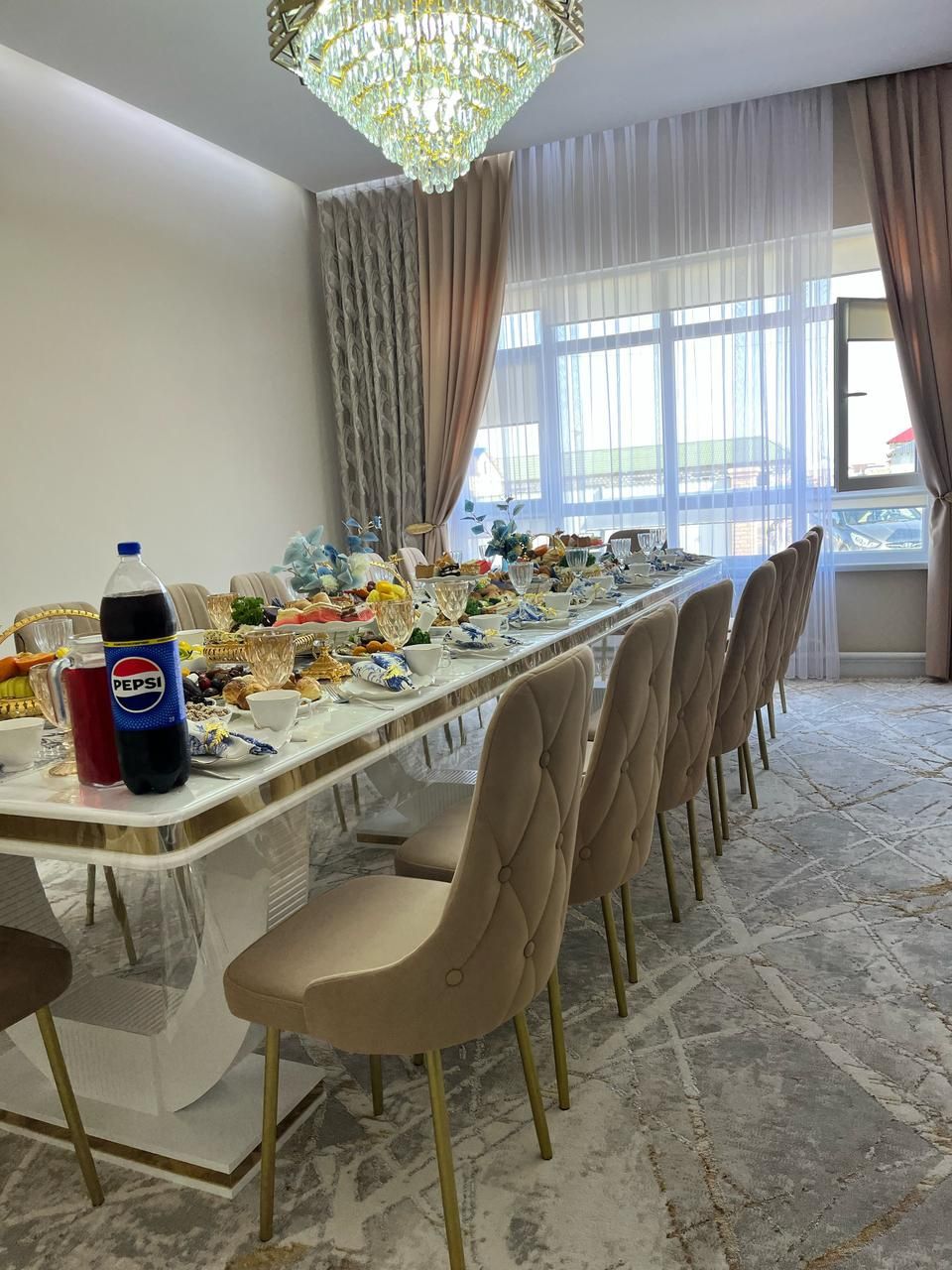 Продам стол 4 метровый со 18 стульями. Почти новые, покупал недавно. В