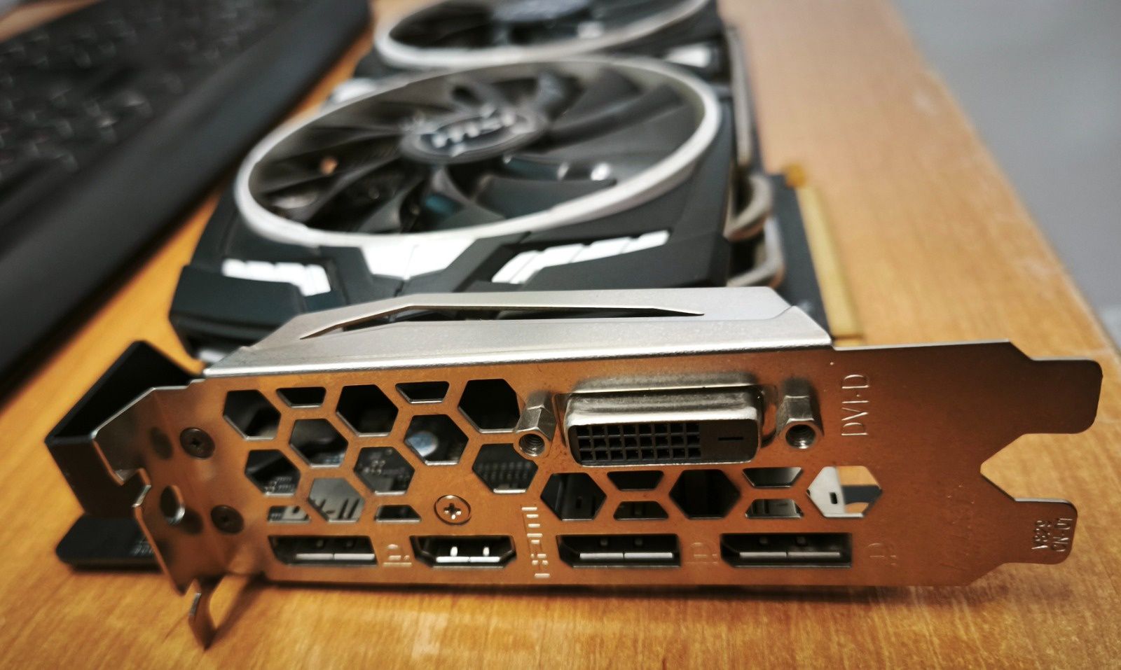 Продам видеокарту MSI GeForse GTX 1070 Armor 8gb