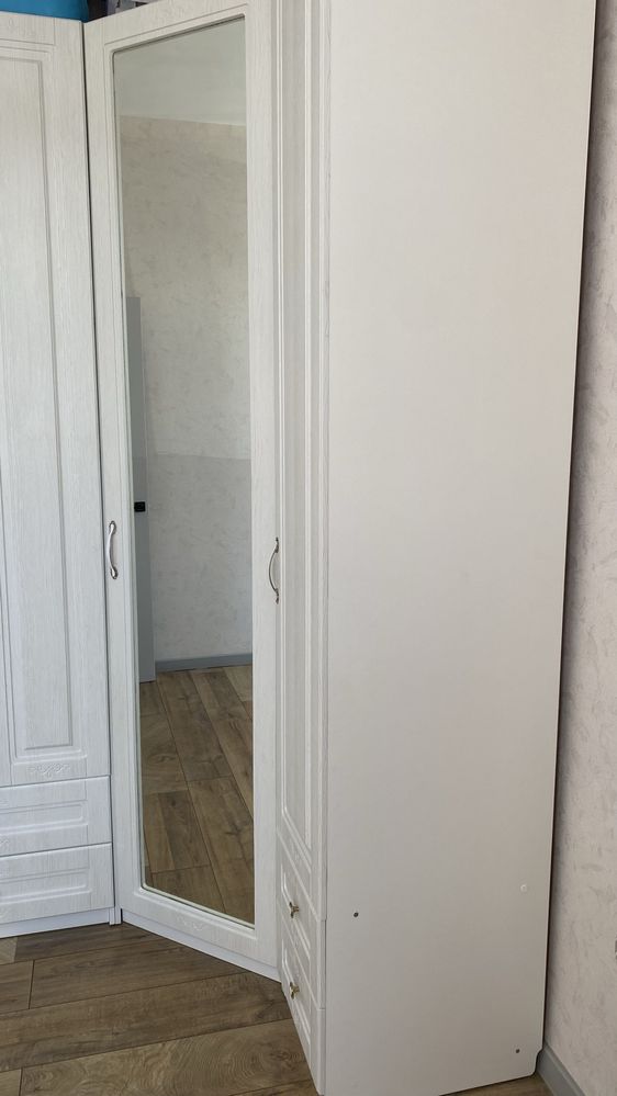 СРОЧНО Продаю угловой шкаф